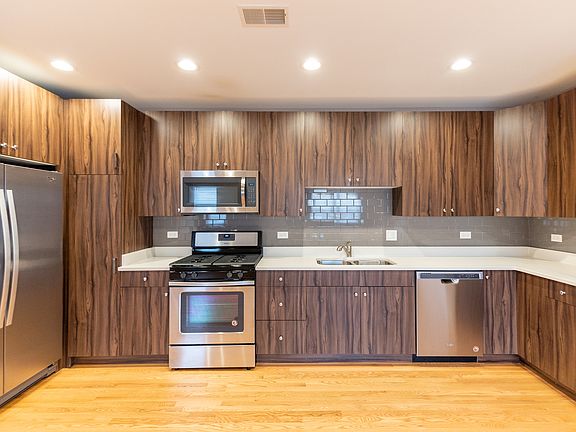 3rd image of 3433 S Indiana Ave #201