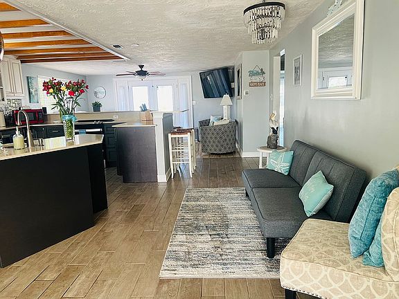 4th image of 4925 Pelican Dr