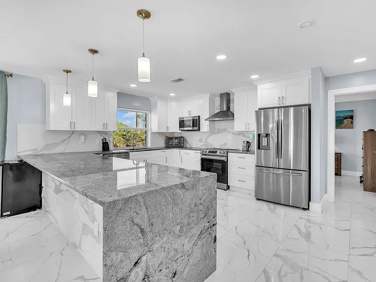 4406 SW 37th Ave #0 — Photo 3