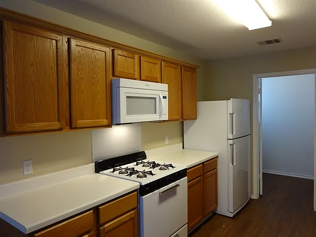 4 bed, 2.5 bath, 1982 sqft, $2,040 — Photo 3