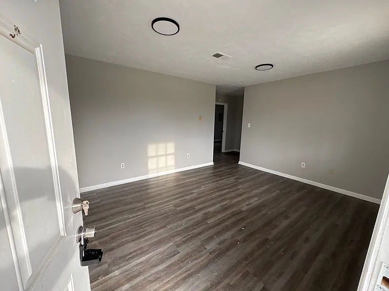 1270 Fairground Rd — Photo 3