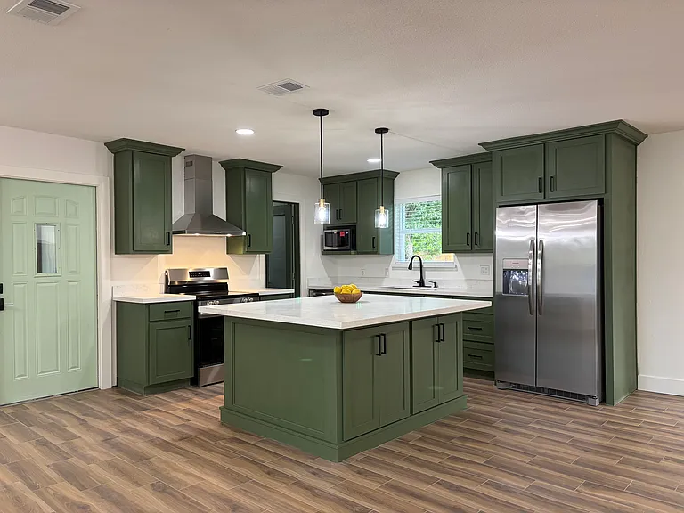 712 Harvey St — Photo 3