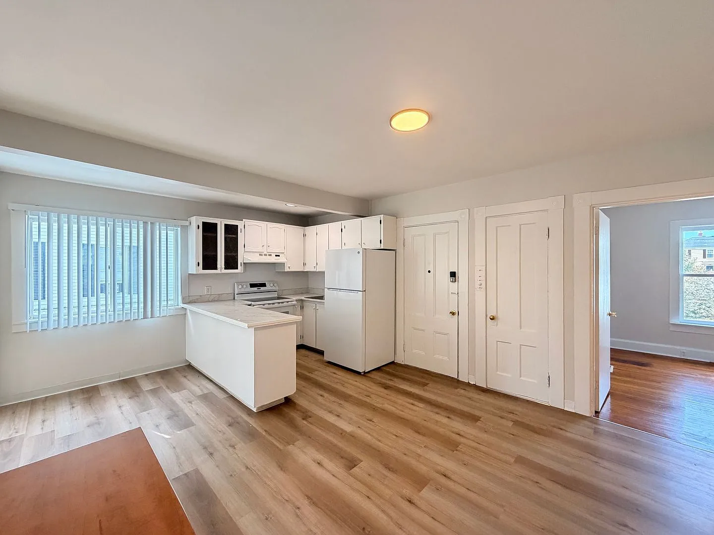 2 bed, 1.0 bath, 997 sqft, $1,960 — Photo 2