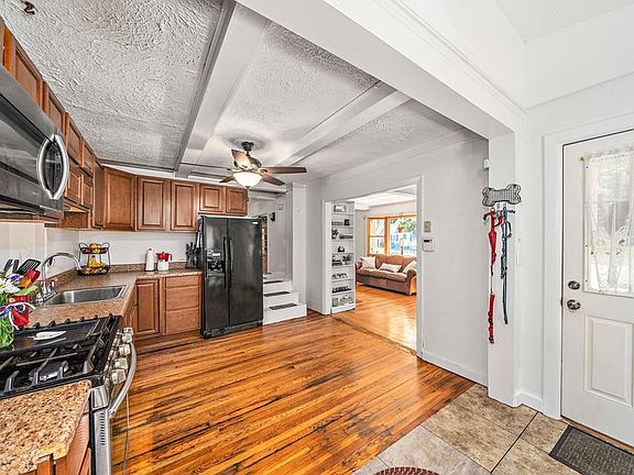 4th image of 139 Thicket St