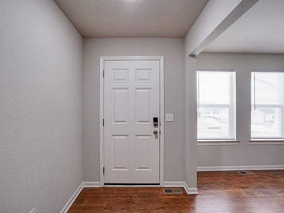 3rd image of 3221 Emerald Dr