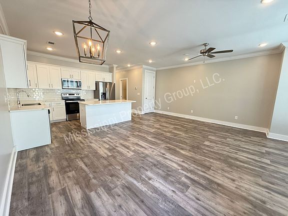 5th image of 323 Stillwater Ln