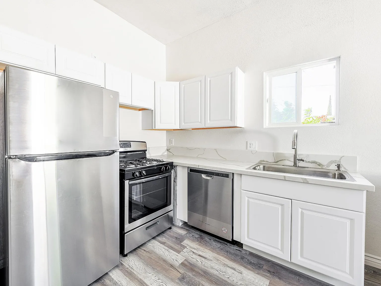 2 bed, 660 sqft, $2,395 — Photo 3