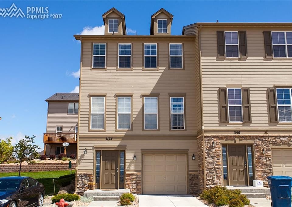 End unit with lots of windows.