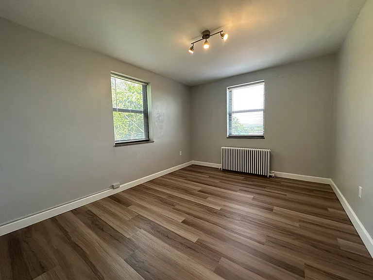 Royal Gardens Apartments — Photo 31