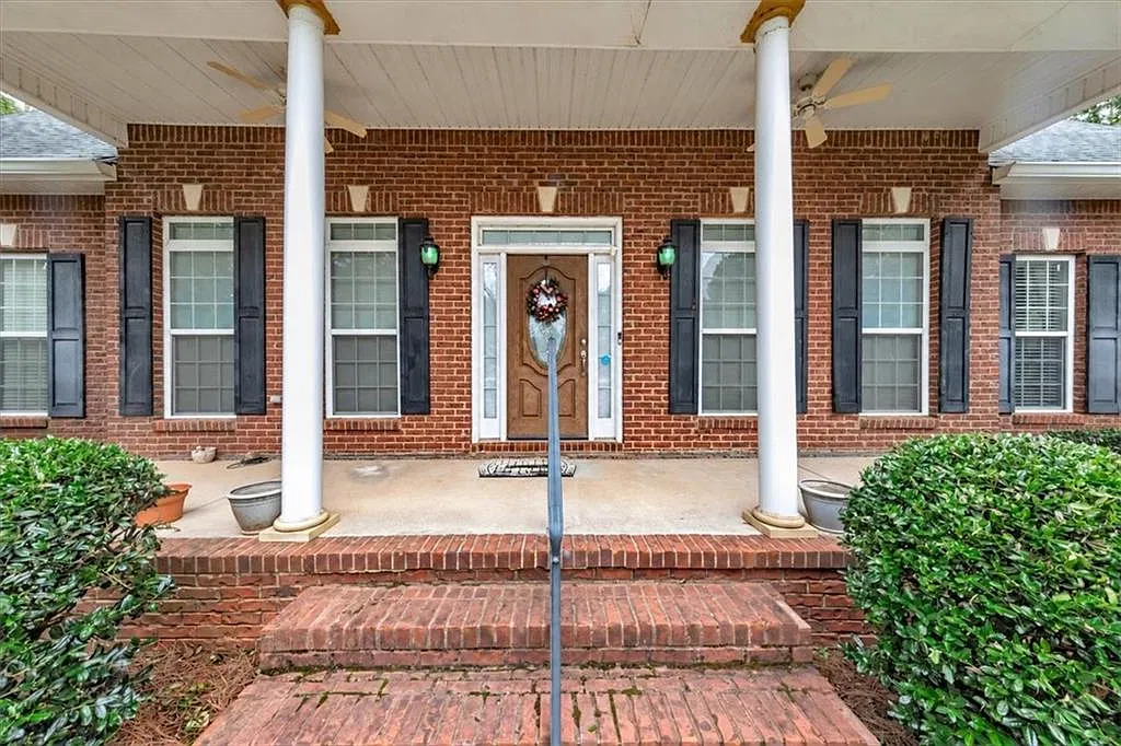 6 bed, 4.5 bath, 4724 sqft, $2,800 — Photo 2