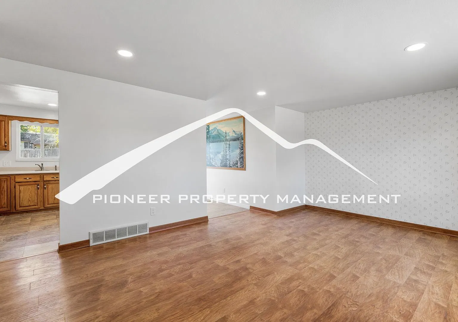 Spacious Ranch Home with Finished Basement, 1 Car Garage and Fully Fenced Backyard — Photo 2