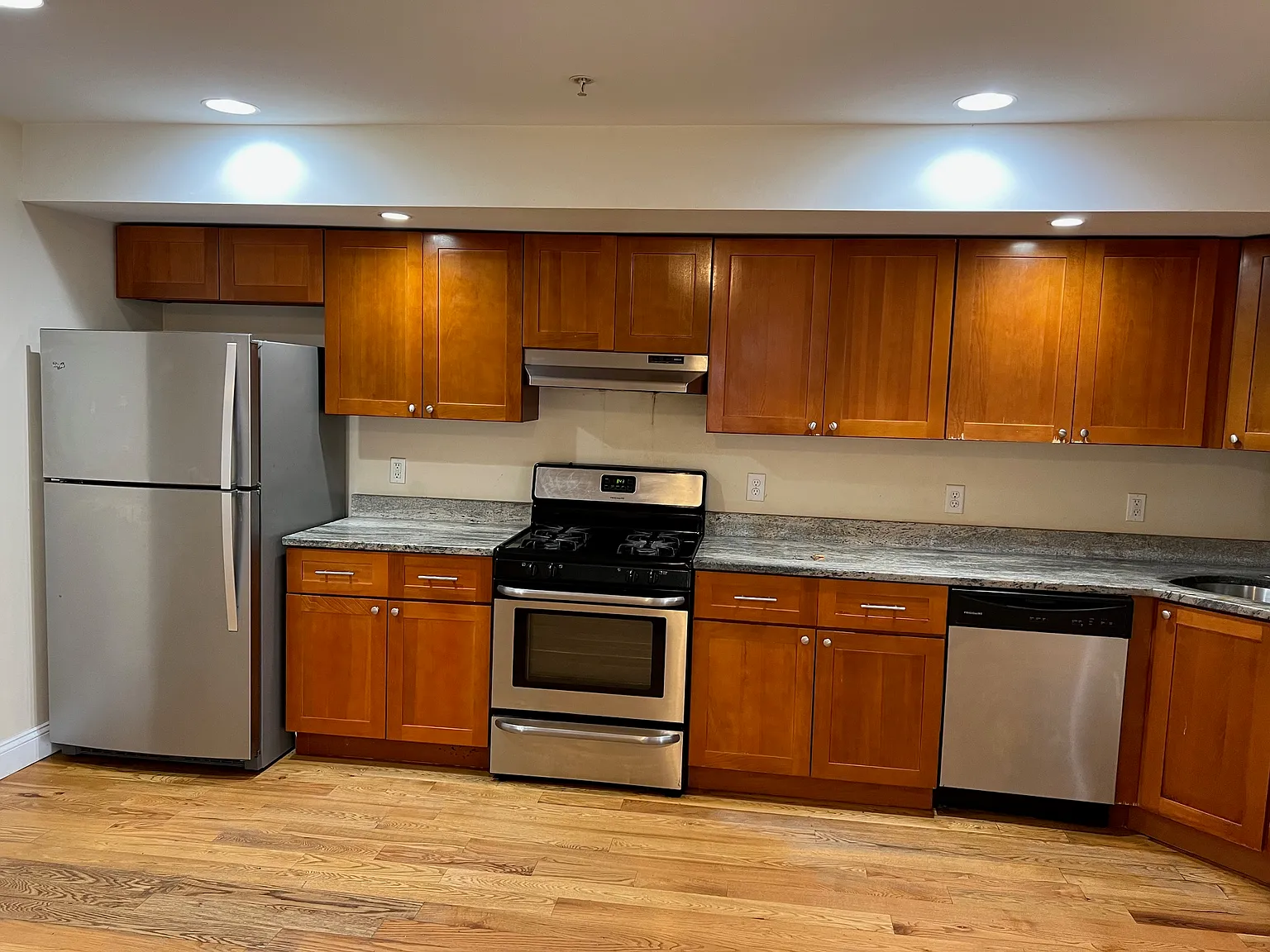 3 bed, 1500 sqft, $3,100 — Photo 2