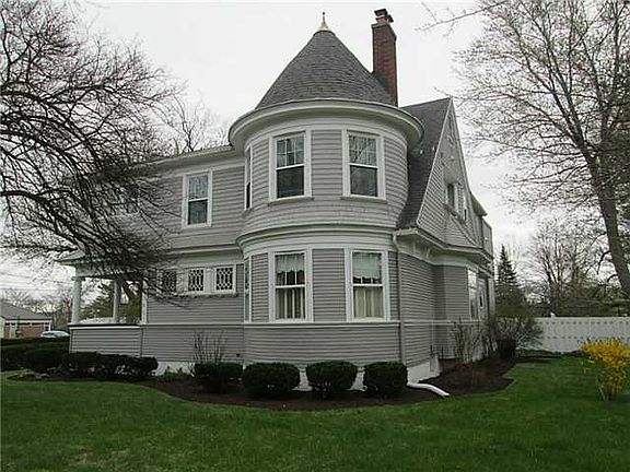 4th image of 576 E Front St
