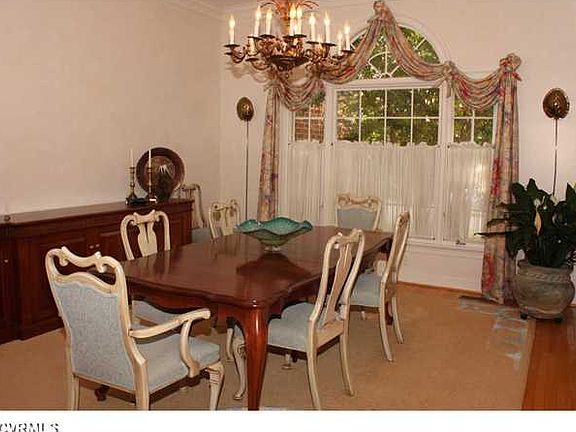 5th image of 27 E Square Ln