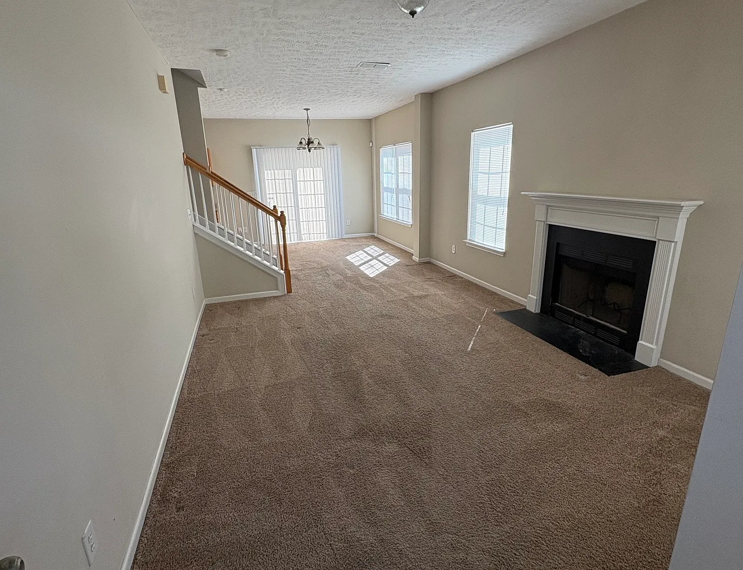 3 bed, 2.5 bath, 1600 sqft, $1,900 — Photo 2