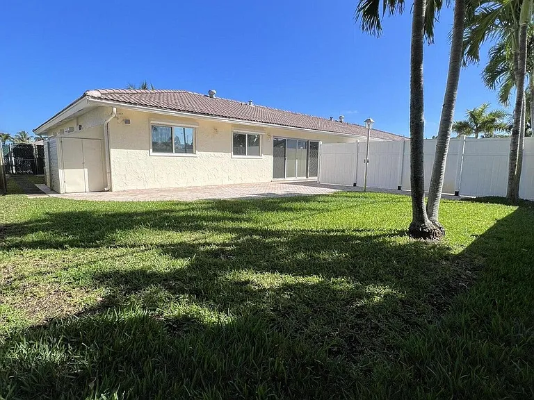 499 W Conference Dr — Photo 24