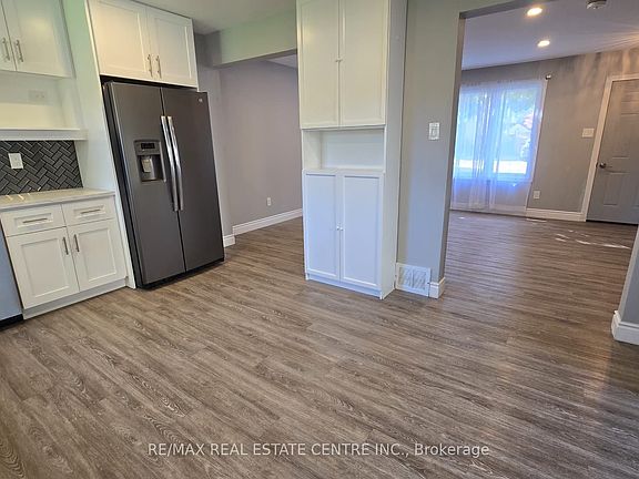 3rd image of 216 Brunswick Cres