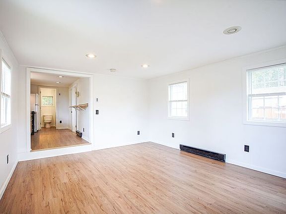 4th image of 215 Eddy St