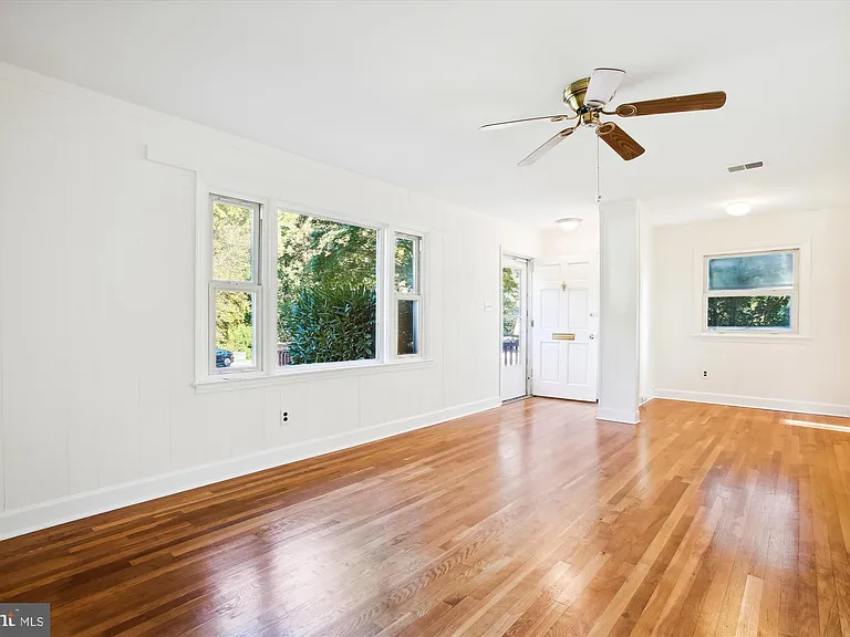 2405 Phillips Dr — Photo 9