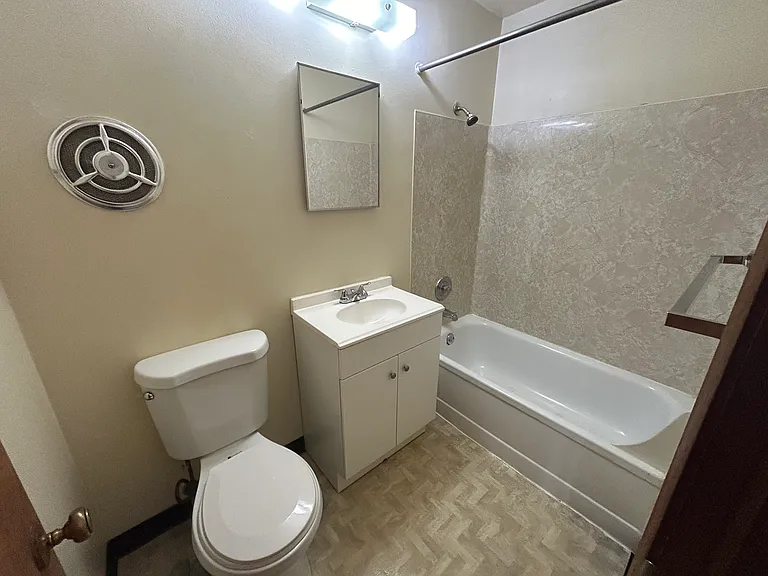 4119 11th Ave NE #1006 — Photo 4