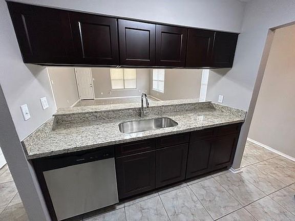 5th image of 5821 S Oak Dr