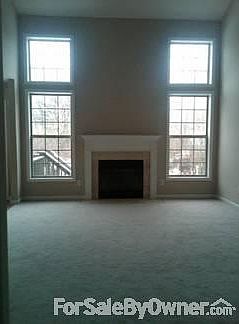 Living Room
						:
						Vaulted ceilings