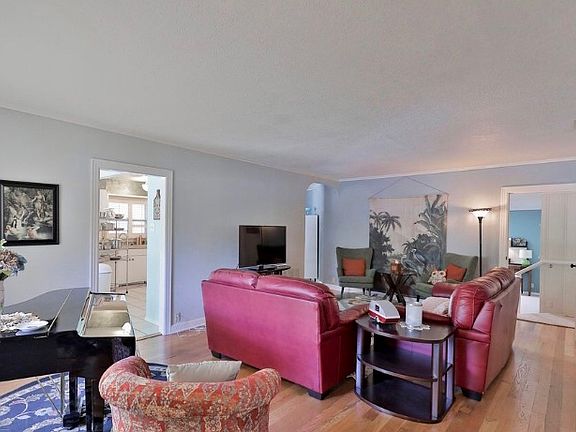 4th image of 881 Elmwood Dr