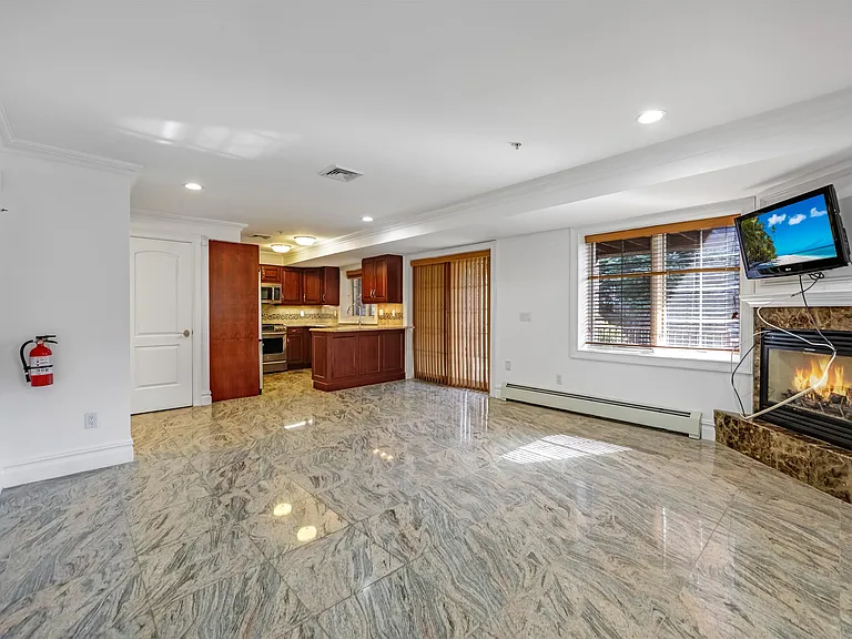 2132 Linwood Ave #C — Photo 6