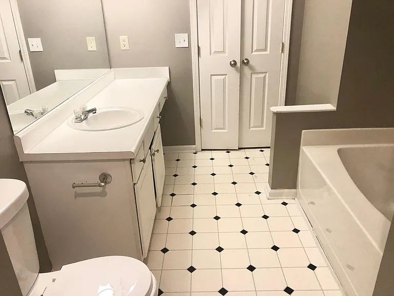 Spacious Master Bathroom w Vaulted Ceiling- Soaking Tub, Spacious Shower, Dual Vanity, Separate Commode, Linen Closet