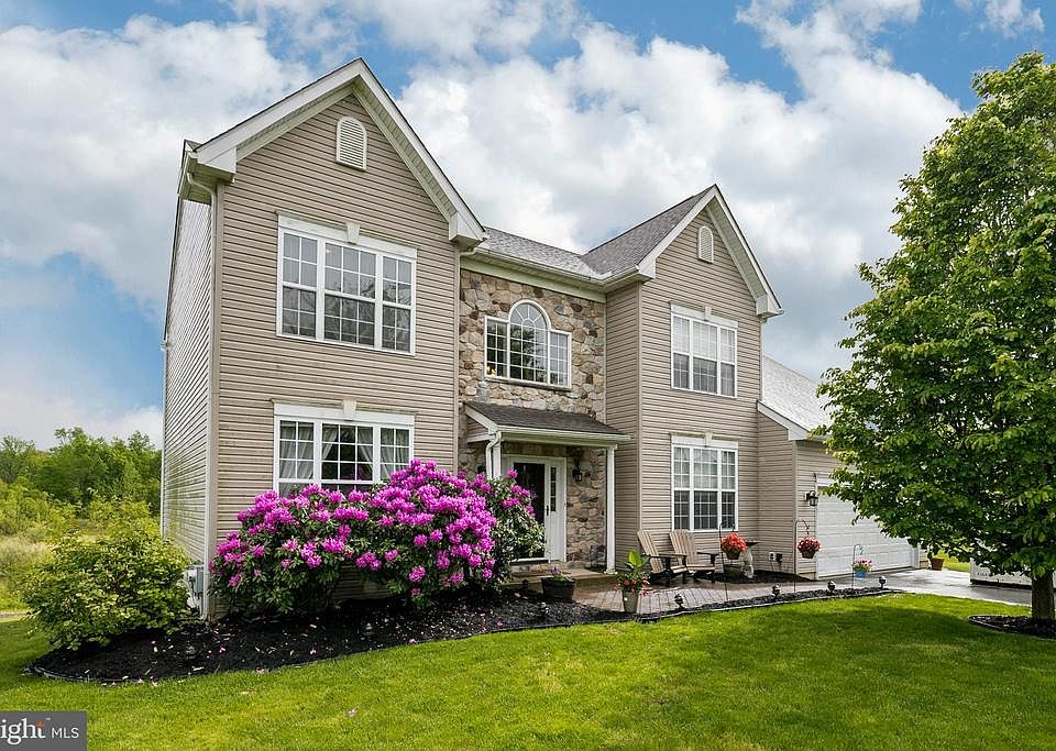 1st image of 521 Willow Glen Cir