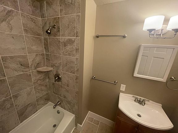 3rd image of 1612 W Olive St Unit 9-9-9