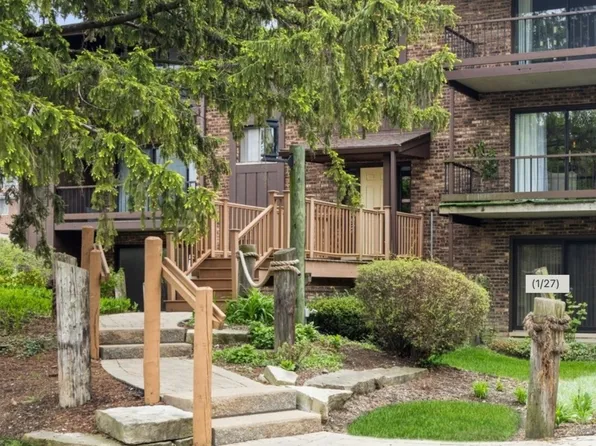 61 Pier Dr APT 101, Westmont, IL 60559