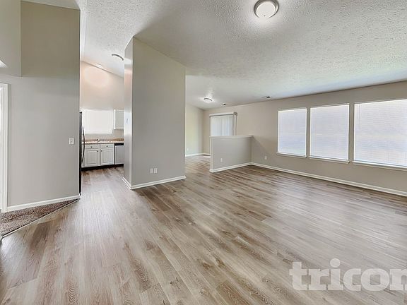 3rd image of 636 Weeping Way Ln