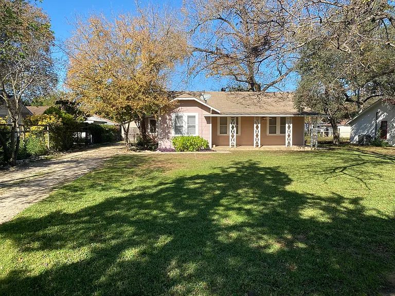 933 Beck St — Photo 1
