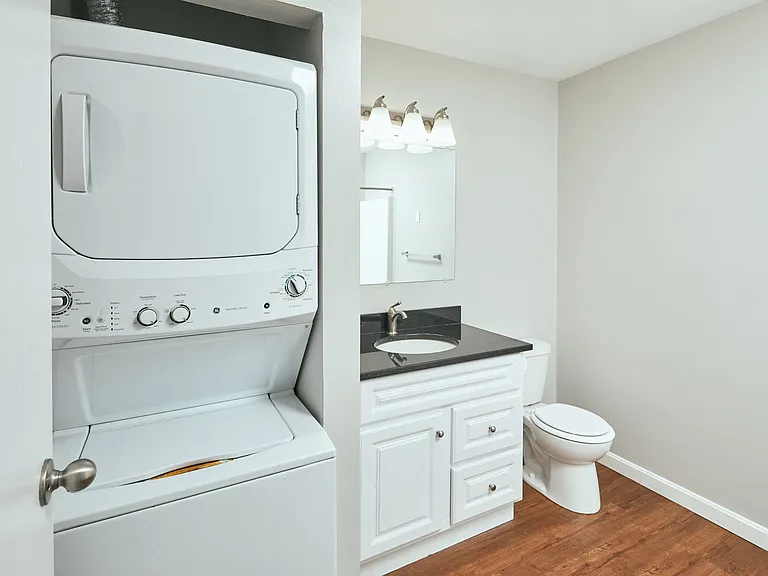 Yarmouth Landing Apartment Homes — Photo 9