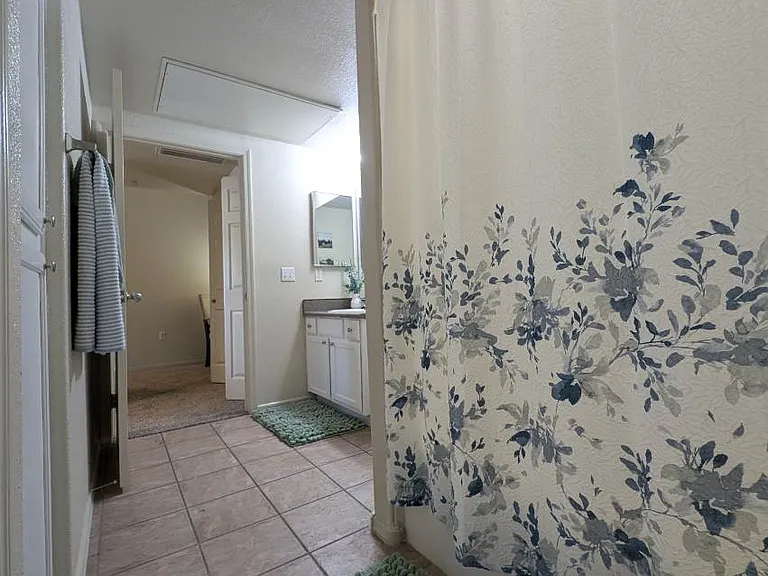 1 bedroom bathroom