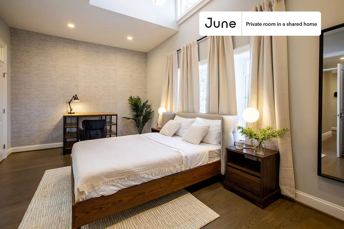 Queen bedroom in 4 bed/3.5 bath home in Petworth #289 A — Photo 1