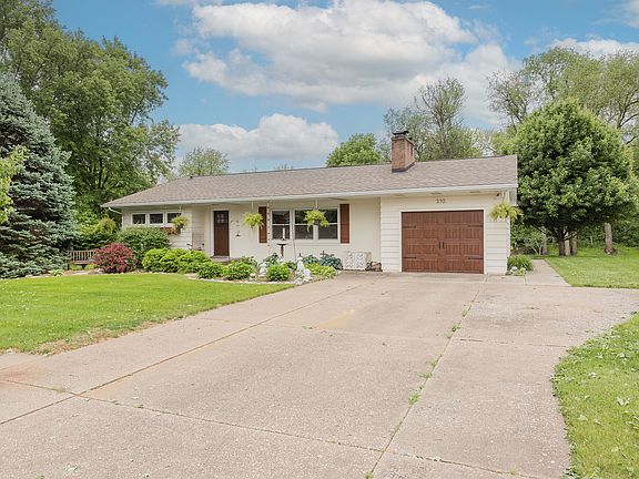 3rd image of 310 Circle Dr