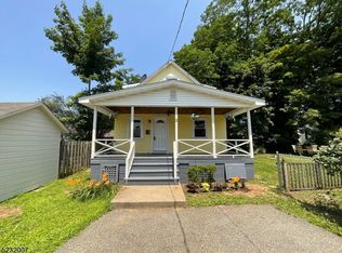 2 Holloway Pl, Morris Plains, NJ 07950