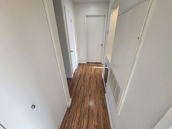 hallway facing 2nd bathroom 