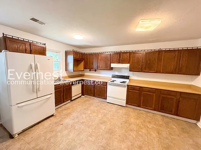 426 Buckingham Cir — Photo 8