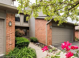 1020 Rosewood Ct, Brighton, MI
