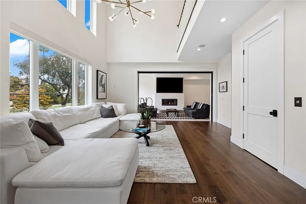 4 bed, 4.5 bath, 2801 sqft, $22,999 — Photo 4