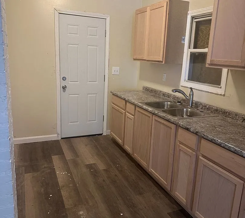 1005 E 130