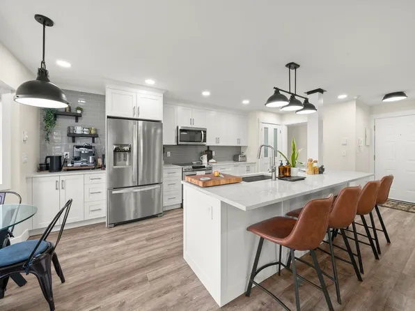 5464 201a St #201, Langley, BC V3A 1S8