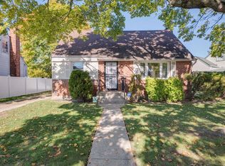 572 Emerson St, Uniondale, NY