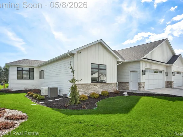 27 Hanover Dr, Frankenmuth, MI 48734