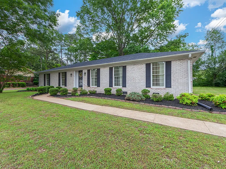 128 Laurie Cir — Photo 3