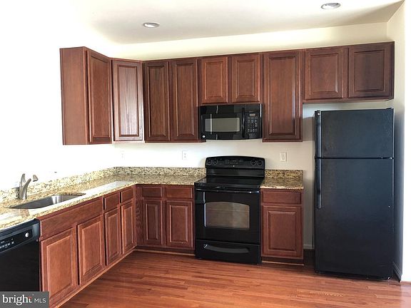 3rd image of 3591 Glouster Dr