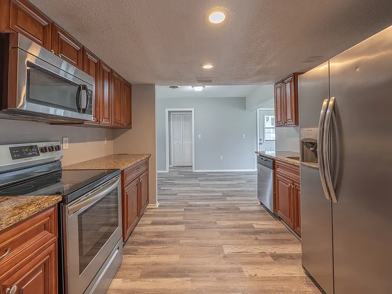 916 Gillespie St — Photo 8